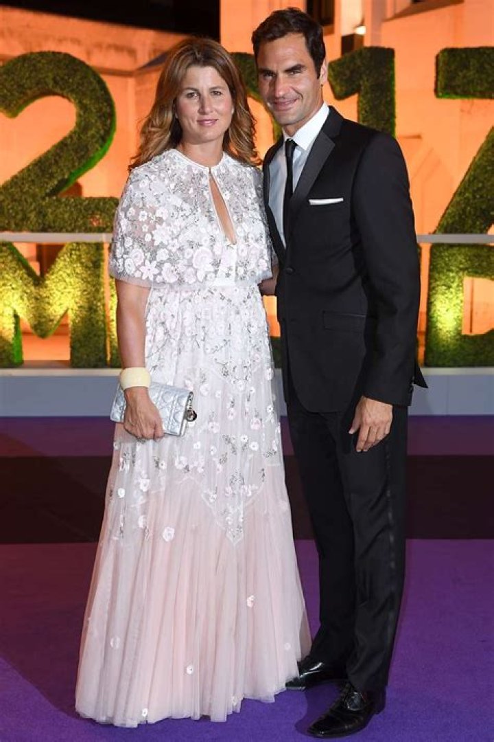 Mirka Federer's engagement ring is made by 24 carat diamond with a rose gold band.