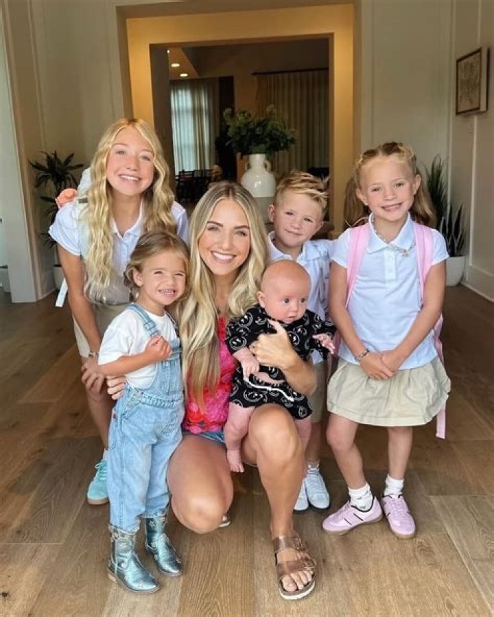 Savannah LaBrant with her daughters