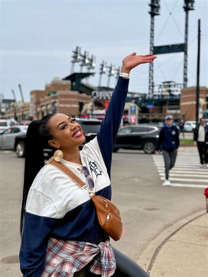 Shawnte Passmore giving a pose while holding her news mike.
